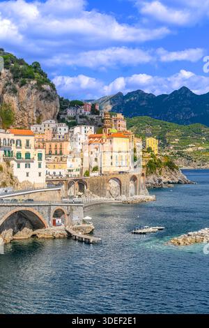 Die atemberaubende Stadt Amalfi. Farbenfrohe Hütten säumen den Hafen mit steilen Stufen hinauf zu hohen Aussichten. Pastellhäuser sind in Hülle und Fülle vorhanden und machen das Reiseziel zu einem Wahrzeichen. Stockfoto