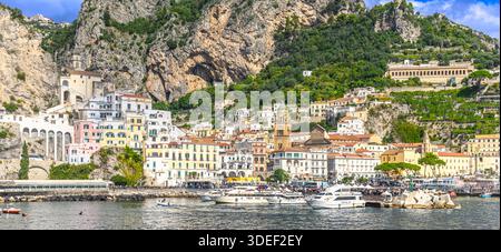 Die atemberaubende Stadt Amalfi. Farbenfrohe Hütten säumen den Hafen mit steilen Stufen hinauf zu hohen Aussichten. Pastellhäuser sind in Hülle und Fülle vorhanden und machen das Reiseziel zu einem Wahrzeichen. Stockfoto