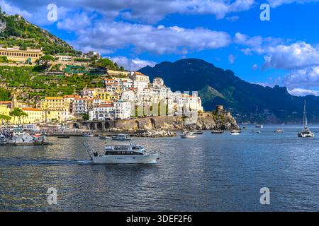 Die atemberaubende Stadt Amalfi. Farbenfrohe Hütten säumen den Hafen mit steilen Stufen hinauf zu hohen Aussichten. Pastellhäuser sind in Hülle und Fülle vorhanden und machen das Reiseziel zu einem Wahrzeichen. Stockfoto
