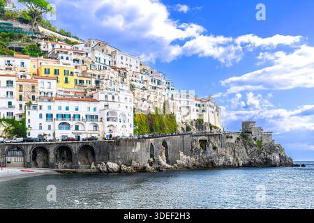Die atemberaubende Stadt Amalfi. Farbenfrohe Hütten säumen den Hafen mit steilen Stufen hinauf zu hohen Aussichten. Pastellhäuser sind in Hülle und Fülle vorhanden und machen das Reiseziel zu einem Wahrzeichen. Stockfoto
