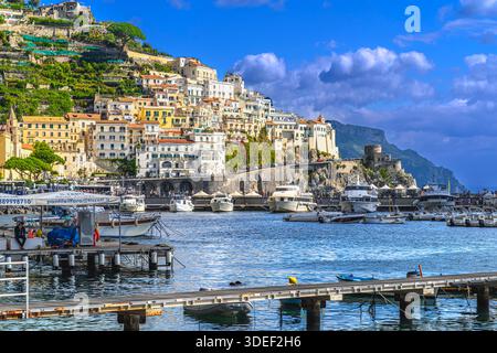 Die atemberaubende Stadt Amalfi. Farbenfrohe Hütten säumen den Hafen mit steilen Stufen hinauf zu hohen Aussichten. Pastellhäuser sind in Hülle und Fülle vorhanden und machen das Reiseziel zu einem Wahrzeichen. Stockfoto