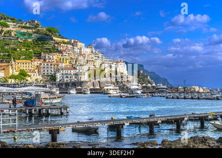 Die atemberaubende Stadt Amalfi. Farbenfrohe Hütten säumen den Hafen mit steilen Stufen hinauf zu hohen Aussichten. Pastellhäuser sind in Hülle und Fülle vorhanden und machen das Reiseziel zu einem Wahrzeichen. Stockfoto