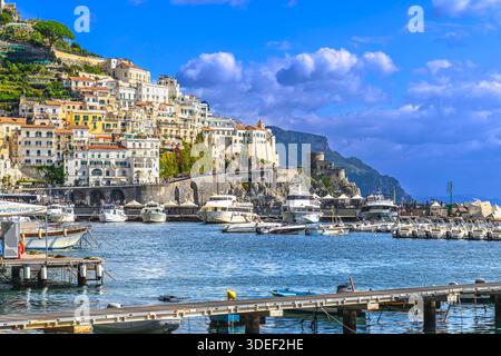 Die atemberaubende Stadt Amalfi. Farbenfrohe Hütten säumen den Hafen mit steilen Stufen hinauf zu hohen Aussichten. Pastellhäuser sind in Hülle und Fülle vorhanden und machen das Reiseziel zu einem Wahrzeichen. Stockfoto