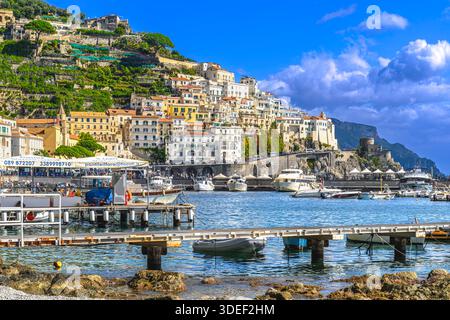 Die atemberaubende Stadt Amalfi. Farbenfrohe Hütten säumen den Hafen mit steilen Stufen hinauf zu hohen Aussichten. Pastellhäuser sind in Hülle und Fülle vorhanden und machen das Reiseziel zu einem Wahrzeichen. Stockfoto