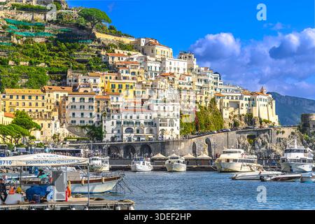 Die atemberaubende Stadt Amalfi. Farbenfrohe Hütten säumen den Hafen mit steilen Stufen hinauf zu hohen Aussichten. Pastellhäuser sind in Hülle und Fülle vorhanden und machen das Reiseziel zu einem Wahrzeichen. Stockfoto