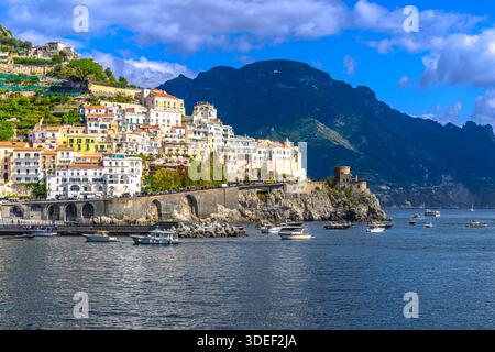 Die atemberaubende Stadt Amalfi. Farbenfrohe Hütten säumen den Hafen mit steilen Stufen hinauf zu hohen Aussichten. Pastellhäuser sind in Hülle und Fülle vorhanden und machen das Reiseziel zu einem Wahrzeichen. Stockfoto