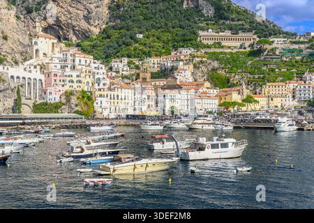 Die atemberaubende Stadt Amalfi. Farbenfrohe Hütten säumen den Hafen mit steilen Stufen hinauf zu hohen Aussichten. Pastellhäuser sind in Hülle und Fülle vorhanden und machen das Reiseziel zu einem Wahrzeichen. Stockfoto