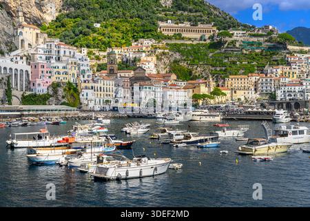 Atemberaubende Amalfi Stadt. Farbenfrohe Hütten säumen die Stadt mit steilen Stufen hinauf zu hohen Aussichten. Pastellhäuser säumen ein Labyrinth malerischer, hübscher Straßen. Stockfoto