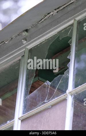 Zerbrochenes Glasfenster Stockfoto