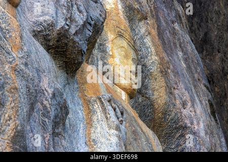 Antike Buddha-Statue in den Felsen in Buduruwagala, Sri Lanka Stockfoto