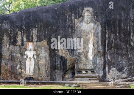 Antike Buddha-Statue in den Felsen in Buduruwagala, Sri Lanka Stockfoto
