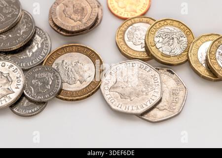 Nahaufnahme von verschiedenen Lose Pound Sterling Münzen isoliert auf weiß. Stockfoto