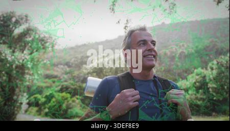 Stehender Wanderer mit marineblauem T-Shirt, Rucksackgurte auf dem Feldweg, Metallpolster Stockfoto
