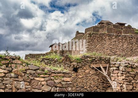 Steinmauern inka-Ruinen mit Blick auf das Heilige Tal entlang der terrassenförmig angelegten Hänge der archäologischen Stätte Pisac in Peru. Stockfoto