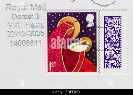 1. Klasse Weihnachtsmarke 2025 auf Umschlag - Stempel mit Barcode, Stempel Barcode UK - erste Klasse Briefmarke Stockfoto