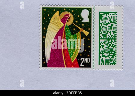 Weihnachtsmarke 2. Klasse 2025 auf Umschlag gesteckt - Stempel mit Barcode, Briefmarke mit Barcode UK - Briefmarke 2. Klasse Stockfoto