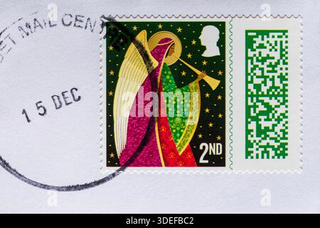Weihnachtsmarke 2. Klasse 2025 auf Umschlag gesteckt - Stempel mit Barcode, Briefmarke mit Barcode UK - Briefmarke 2. Klasse Stockfoto