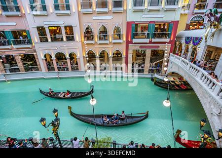 Gondelfahrt entlang des offenen Kanals in der Venice Grand Canal Mall in McKinley Hill (Megaworld Lifestyle Malls), Taguig City, Metro Manila, Philippinen Stockfoto