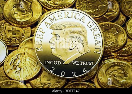KIEW, UKRAINE - 13. DEZEMBER 2025 Trump Goldmünze auf glänzenden goldenen Münzen Hintergrunddruck Nahaufnahme Stockfoto