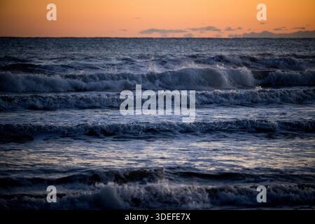 Oliva, Spanien. Januar 2026. Ein Bild zeigt das Meer bei Sonnenaufgang im Wintertrainingslager der belgischen Fußballmannschaft KAA Gent, in Oliva, Spanien, Mittwoch, den 7. Januar 2026. BELGA FOTO JASPER JACOBS Credit: Belga News Agency/Alamy Live News Stockfoto