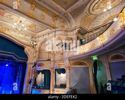 Innenraum des Buxton Opera House, Peak District, Derbyshire. Bitte beachten Sie: Mitglieder der Zielgruppe wurden entfernt, um die Privatsphäre zu gewährleisten. Stockfoto