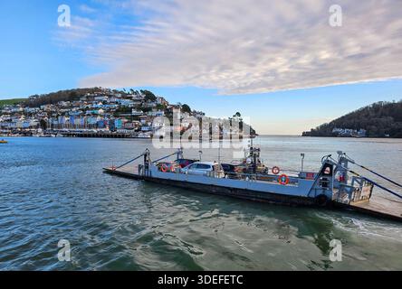 Lower Ferry, Dartmouth, Devon. Die Lower Ferry ist ein Lastkahn, der von einem Schlepper gesteuert wird und Fahrzeuge und Passagiere zwischen Dartmouth und Kingswear bringt. Stockfoto