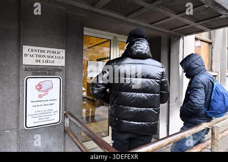 Lüttich, Belgien. Januar 2026. Menschen stehen vor dem lokalen CPAS Public d'action sociale (Zentrum Public d'action sociale) in Lüttich (Bild: Mittwoch, den 7. Januar 2026) in Schlange. BELGA PHOTO ERIC LALMAND Credit: Belga News Agency/Alamy Live News Stockfoto