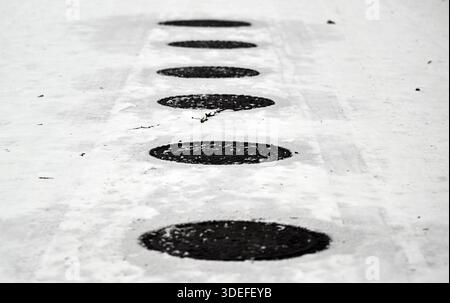 Lüttich, Belgien. Januar 2026. Mannlochbedeckungen in einer verschneiten Landschaft von der Spitze der Zitradel von Lüttich am Mittwoch, den 7. Januar 2026. BELGA PHOTO ERIC LALMAND Credit: Belga News Agency/Alamy Live News Stockfoto