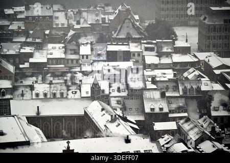 Lüttich, Belgien. Januar 2026. Eine schneebedeckte Landschaft, die am Mittwoch, den 7. Januar 2026, von der Spitze der Zitradel von Lüttich aufgenommen wurde. BELGA PHOTO ERIC LALMAND Credit: Belga News Agency/Alamy Live News Stockfoto