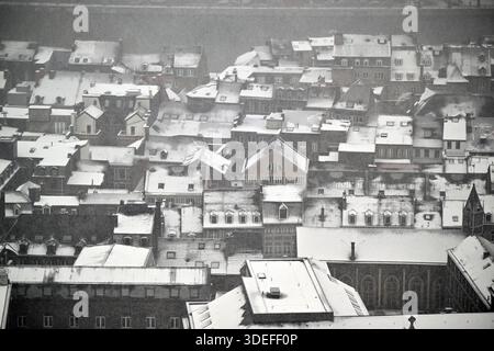 Lüttich, Belgien. Januar 2026. Eine schneebedeckte Landschaft, die am Mittwoch, den 7. Januar 2026, von der Spitze der Zitradel von Lüttich aufgenommen wurde. BELGA PHOTO ERIC LALMAND Credit: Belga News Agency/Alamy Live News Stockfoto
