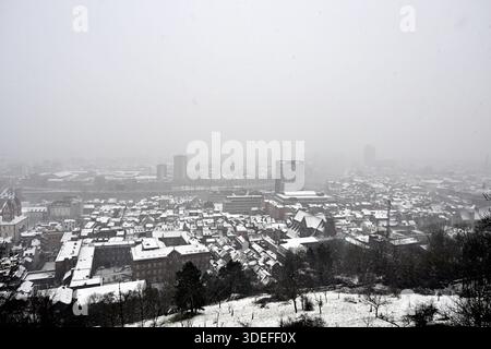 Lüttich, Belgien. Januar 2026. Eine schneebedeckte Landschaft, die am Mittwoch, den 7. Januar 2026, von der Spitze der Zitradel von Lüttich aufgenommen wurde. BELGA PHOTO ERIC LALMAND Credit: Belga News Agency/Alamy Live News Stockfoto