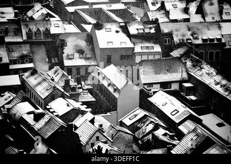 Lüttich, Belgien. Januar 2026. Eine schneebedeckte Landschaft, die am Mittwoch, den 7. Januar 2026, von der Spitze der Zitradel von Lüttich aufgenommen wurde. BELGA PHOTO ERIC LALMAND Credit: Belga News Agency/Alamy Live News Stockfoto