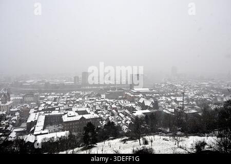 Lüttich, Belgien. Januar 2026. Eine schneebedeckte Landschaft, die am Mittwoch, den 7. Januar 2026, von der Spitze der Zitradel von Lüttich aufgenommen wurde. BELGA PHOTO ERIC LALMAND Credit: Belga News Agency/Alamy Live News Stockfoto