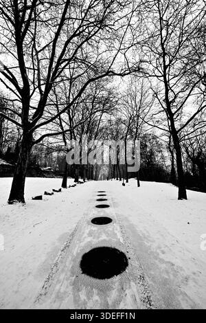 Lüttich, Belgien. Januar 2026. Mannlochbedeckungen in einer verschneiten Landschaft von der Spitze der Zitradel von Lüttich am Mittwoch, den 7. Januar 2026. BELGA PHOTO ERIC LALMAND Credit: Belga News Agency/Alamy Live News Stockfoto