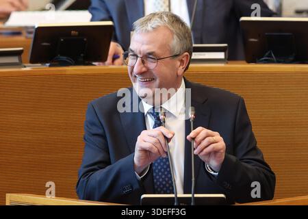 Namur, Belgien. Januar 2026. Der für Wirtschaft, Beschäftigung, Industrie und Ausbildung zuständige Vizepräsident und wallonische Minister Pierre-Yves Jeholet lacht, während er auf der Tribüne während einer Plenartagung des wallonischen Parlaments am Mittwoch, den 7. Januar 2026, in Namur spricht. BELGA FOTO BRUNO FAHY Credit: Belga News Agency/Alamy Live News Stockfoto