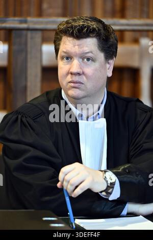 Lüttich, Belgien. Januar 2026. Der Anwalt Colin Gilissen verteidigt den Angeklagten, der während der Juryauswahl für den Prozess gegen Y. Dave, einen 71-jährigen Mann, der des Mordes beschuldigt wird, am Mittwoch, den 7. Januar 2026 vor dem Assize-Gericht der Provinz Lüttich in Lüttich dargestellt wurde. Dave wird des Mordes an Mayron Weibel im Januar 2020 in Ferrieres, auf der Burg My Farm, beschuldigt. Weibel wurde durch einen Schuss getötet, als er mit zwei anderen Personen dort war, um einen Einbruch zu begehen. BELGA PHOTO ERIC LALMAND Credit: Belga News Agency/Alamy Live News Stockfoto