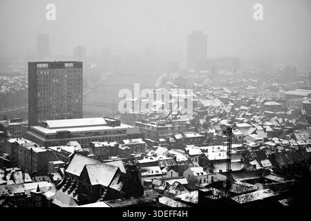 Lüttich, Belgien. Januar 2026. Eine schneebedeckte Landschaft, die am Mittwoch, den 7. Januar 2026, von der Spitze der Zitradel von Lüttich aufgenommen wurde. BELGA PHOTO ERIC LALMAND Credit: Belga News Agency/Alamy Live News Stockfoto