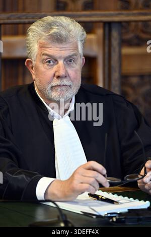 Lüttich, Belgien. Januar 2026. Der Anwalt Jean-Louis Gilissen verteidigt den Angeklagten im Rahmen der Juryauswahl für den Prozess gegen Y. Dave, einen 71-jährigen Mann, der des Mordes beschuldigt wird, am Mittwoch, den 7. Januar 2026, vor dem Assize-Gericht der Provinz Lüttich in Lüttich. Dave wird des Mordes an Mayron Weibel im Januar 2020 in Ferrieres, auf der Burg My Farm, beschuldigt. Weibel wurde durch einen Schuss getötet, als er mit zwei anderen Personen dort war, um einen Einbruch zu begehen. BELGA PHOTO ERIC LALMAND Credit: Belga News Agency/Alamy Live News Stockfoto