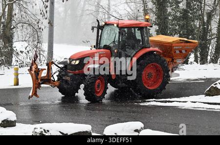 Lüttich, Belgien. Januar 2026. Ein Schneepflug entfernt Schnee und Eis, die am Mittwoch, den 7. Januar 2026, von der Spitze der Zitradel von Lüttich genommen wurden. BELGA PHOTO ERIC LALMAND Credit: Belga News Agency/Alamy Live News Stockfoto