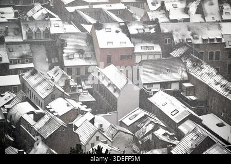 Lüttich, Belgien. Januar 2026. Eine schneebedeckte Landschaft, die am Mittwoch, den 7. Januar 2026, von der Spitze der Zitradel von Lüttich aufgenommen wurde. BELGA PHOTO ERIC LALMAND Credit: Belga News Agency/Alamy Live News Stockfoto
