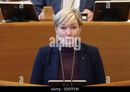 Namur, Belgien. Januar 2026. Wallonische Ministerin für Energie, Klima, Wohnungsbau und Flughäfen Cecile Neven, Bild auf einer Plenartagung des wallonischen Parlaments am Mittwoch, den 7. Januar 2026 in Namur. BELGA FOTO BRUNO FAHY Credit: Belga News Agency/Alamy Live News Stockfoto