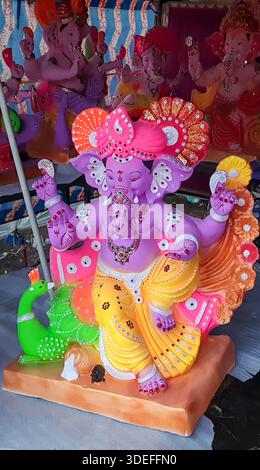Handgefertigte Lord ganesha Idole, die vor dem Festival zum Verkauf angeboten werden Stockfoto