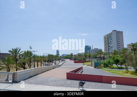 Urbaner Park Gehweg mit Palmen und modernen Gebäuden Stockfoto