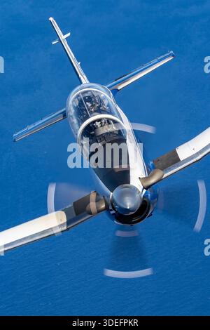 Das Bild zeigt einen Hellenic Air Force Raytheon T-6A/NTA Texan II, der auf der Athens Flying Week 2025 geflogen ist. Die Flugzeugregistrierung 039, Seriennummer PG-39, ist dem 120 Air Training Wing zugeordnet. Die Nahaufnahme der Luft-Luft-Komposition zeigt die Details des Piloten und des Cockpits. Die T-6A ist ein niederflügeliges Turboprop-Trainingsflugzeug mit Tandem-Sitz, das von einem Pratt & Whitney Canada PT6A-68-Triebwerk mit einem Fünfblatt-Propeller angetrieben wird. Stockfoto