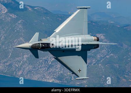 Nahaufnahme eines Luftwaffe-Eurofighter EF-2000 Typhoon S, Registrierung 3148, Serie GS0108, Einheit tlg 31, Bankverbindung während der Athen-Flugwoche 2025. Der Multifunktionsjäger wird von zwei Eurojet EJ200 Turbofan-Motoren angetrieben, die mit Delta-Flügeln, Kanardvorflugzeugen, Luftpolsterdach, einziehbarem Dreirad-Fahrwerk, Radar, fortschrittlicher Avionik und Fly-by-Wire-Steuerung ausgestattet sind. Das Bild zeigt Rumpfkonturen, aerodynamische Linien und Flugmanöver. Stockfoto