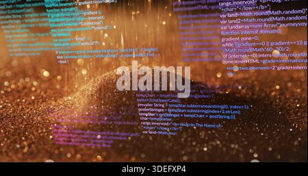 Glitzernder Hügel aus goldenem Granulat, der den Partikelstrom ins Studio sendet, mit Code-Overlay Stockfoto