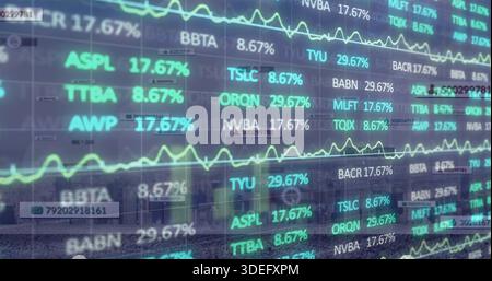 Anzeige einer klaren Aktienanzeige mit prozentualen Überlagerungen und neongrünen Liniendiagrammen über der Skyline Stockfoto