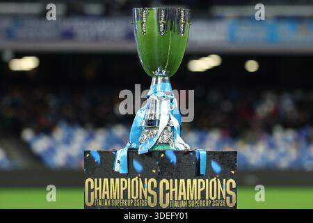 Neapel, Italien. Januar 2026. Die italienische Supecup-Trophäe wird während des Fußballspiels der Serie A 2025/2026 zwischen dem SSC Napoli und Hellas Verona im Diego Armando Maradona Stadion in Neapel (Italien) am 7. Januar 2026 gezeigt. Quelle: Insidefoto/Alamy Live News Stockfoto