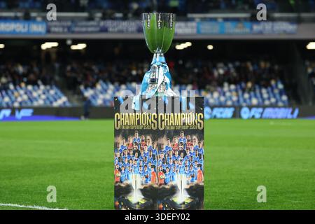 Neapel, Italien. Januar 2026. Die italienische Supecup-Trophäe wird während des Fußballspiels der Serie A 2025/2026 zwischen dem SSC Napoli und Hellas Verona im Diego Armando Maradona Stadion in Neapel (Italien) am 7. Januar 2026 gezeigt. Quelle: Insidefoto/Alamy Live News Stockfoto