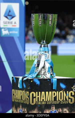 Neapel, Italien. Januar 2026. Die italienische Supecup-Trophäe wird während des Fußballspiels der Serie A 2025/2026 zwischen dem SSC Napoli und Hellas Verona im Diego Armando Maradona Stadion in Neapel (Italien) am 7. Januar 2026 gezeigt. Quelle: Insidefoto/Alamy Live News Stockfoto